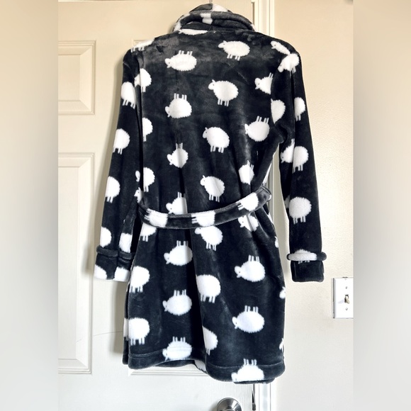 Sonoma soft & fluffy sheep robe. Grey and white, size small. - Picture 6 of 6